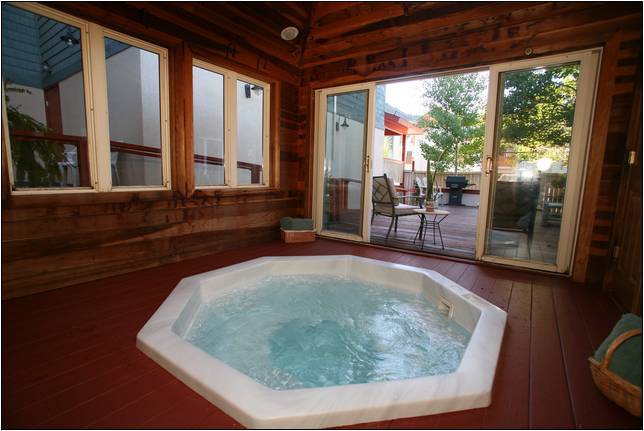 Romantic Getaway With Hot Tub In Room